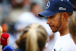 Lewis Hamilton, Mercedes AMG F1, parla con i media