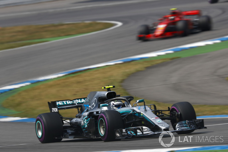 Valtteri Bottas, Mercedes AMG F1 W09, Kimi Raikkonen, Ferrari SF71H