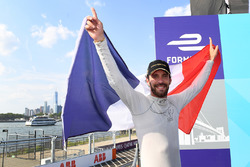 Jean-Eric Vergne, Techeetah, festeggia sul podio dopo la vittoria del campionato