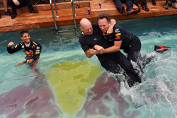 Christian Horner, Red Bull Racing Takım Patronu ve Adrian Newey, Red Bull Racing, Red Bull Racing Energy Station havuzuna atlıyor