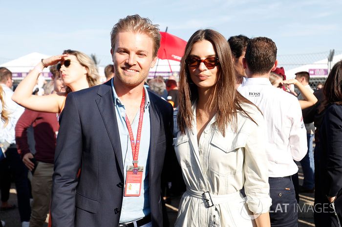 Nico Rosberg, campeón mundial de Fórmula 1, inversionista de Fórmula E con la Model Emily Ratajkowski