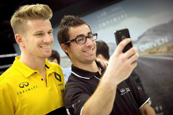 INFINITI Engineering Academy Gewinner Jacob Debono: Selfie mit Nico Hülkenberg in Enstone