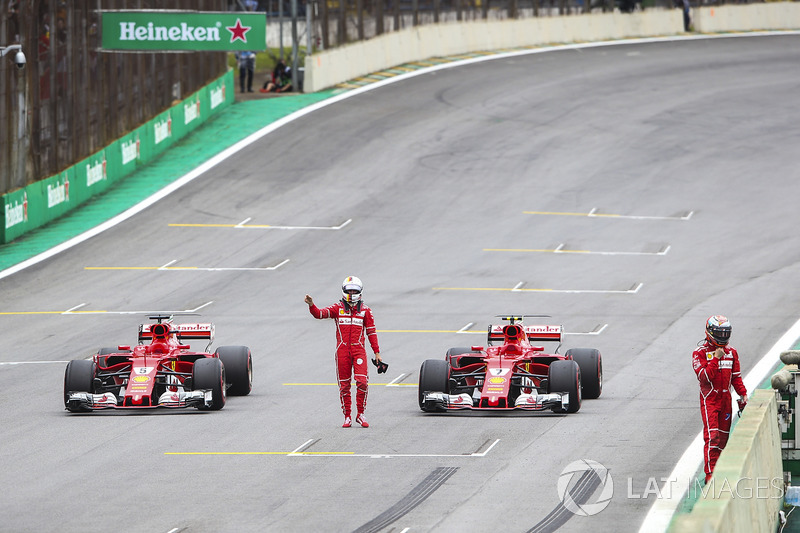 Sebastian Vettel, Ferrari SF70H, Kimi Raikkonen, Ferrari SF70H, se equivocan al llegar en parc ferme