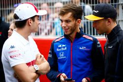 Charles Leclerc, Sauber, talks to Pierre Gasly, Toro Rosso, and Stoffel Vandoorne, McLaren