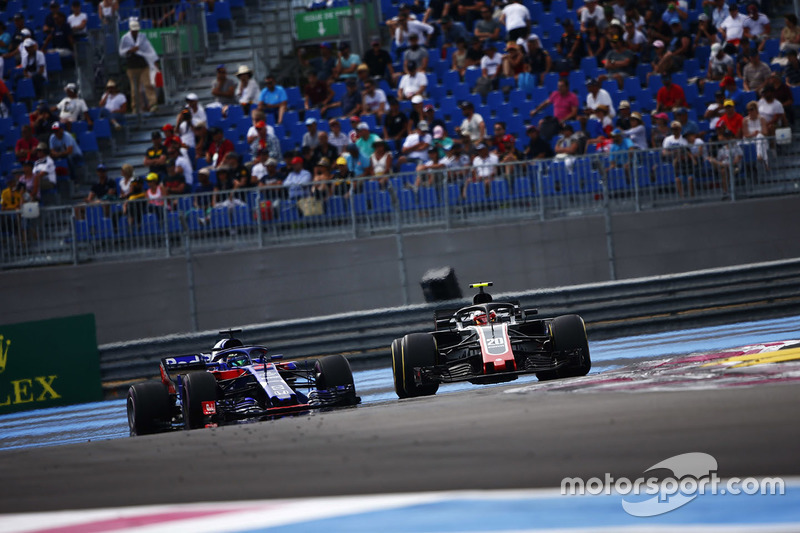 Kevin Magnussen, Haas F1 Team VF-18, precede Brendon Hartley, Toro Rosso STR13
