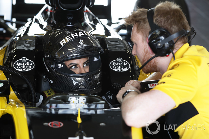 Aseel Al-Hamad, se prepara para conducir el F1 E20 de Renault de 2012 en el Renault Passion Parade