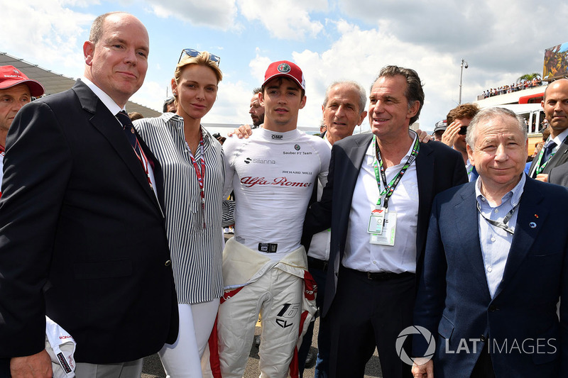 Charles Leclerc, Sauber, in grglia con HSH Principe Alberto di Monaco, la Principessa Charlene di Monaco, e Jean Todt, Presidente FIA