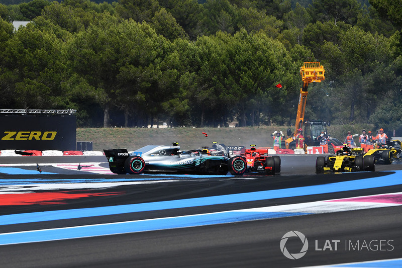 Sebastian Vettel, Ferrari SF71H trifft Valtteri Bottas, Mercedes-AMG F1 W09