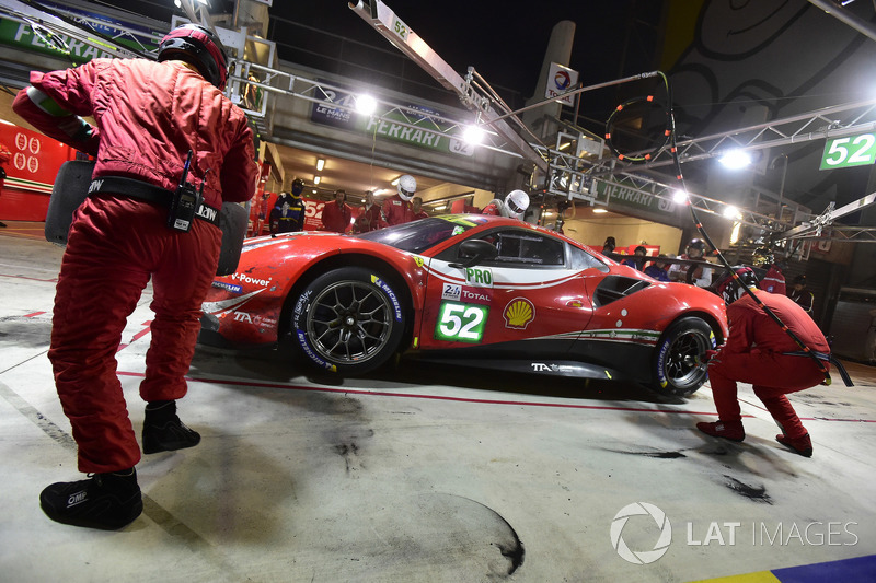 #52 AF Corse Ferrari 488 GTE EVO: Toni Vilander, Antonio Giovinazzi, Pipo Derani, pit stop