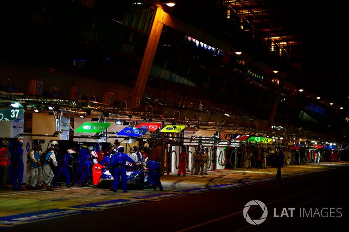 #68 Ford Chip Ganassi Racing Ford GT: Joey Hand, Dirk Müller, Sébastien Bourdais, pit stop