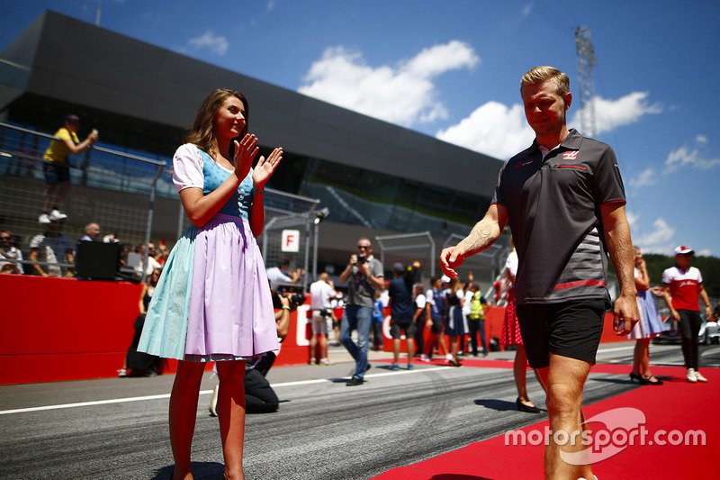 Grid Girl con abiti tradizionali ai lati del corridoio che i piloti percorrono prima della drivers parade, mentre Kevin Magnussen, Haas F1 Team, passa