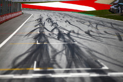 Marcas de neumáticos en la pista
