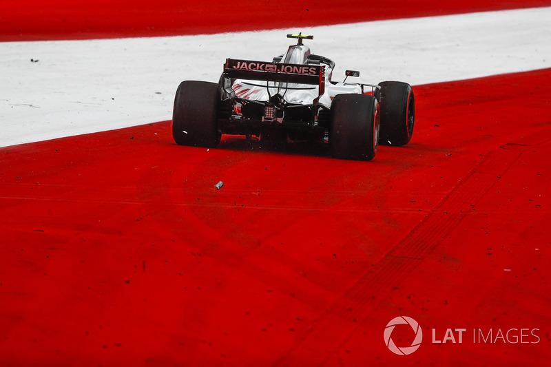 Kevin Magnussen, Haas F1 Team VF-18 runs wide