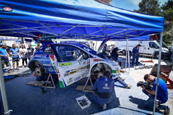 Meccanici al lavoro sulla Peugeot 208 T16 R5 di Paolo Andreucci, Anna Andreussi, Peugeot Sport Italia