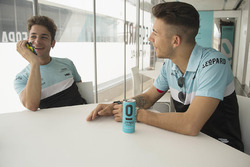 Enea Bastianini e Lorenzo Dalla Porta parlano con il giornalista di Motorsport.com Matteo Nugnes