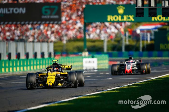 Carlos Sainz Jr., Renault Sport F1 Team R.S. 18, y Romain Grosjean, Haas F1 Team VF-18