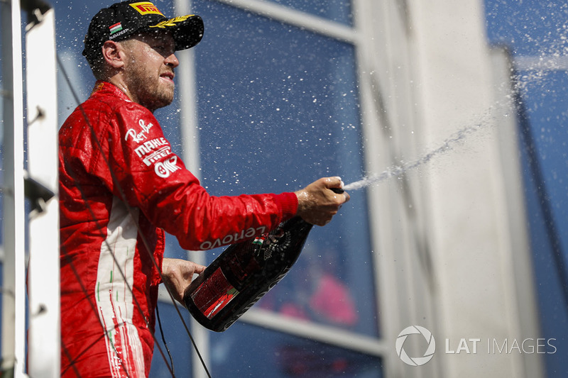 Sur le podium : le deuxième, Sebastian Vettel, Ferrari avec le champagne