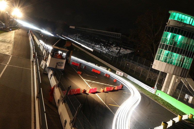 Acción de rally de noche