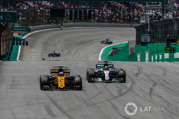 Nico Hulkenberg, Renault Sport F1 Team RS17 y Lewis Hamilton, Mercedes AMG F1 W08