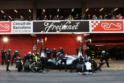 Lewis Hamilton, Mercedes-AMG F1 W09 pit stop