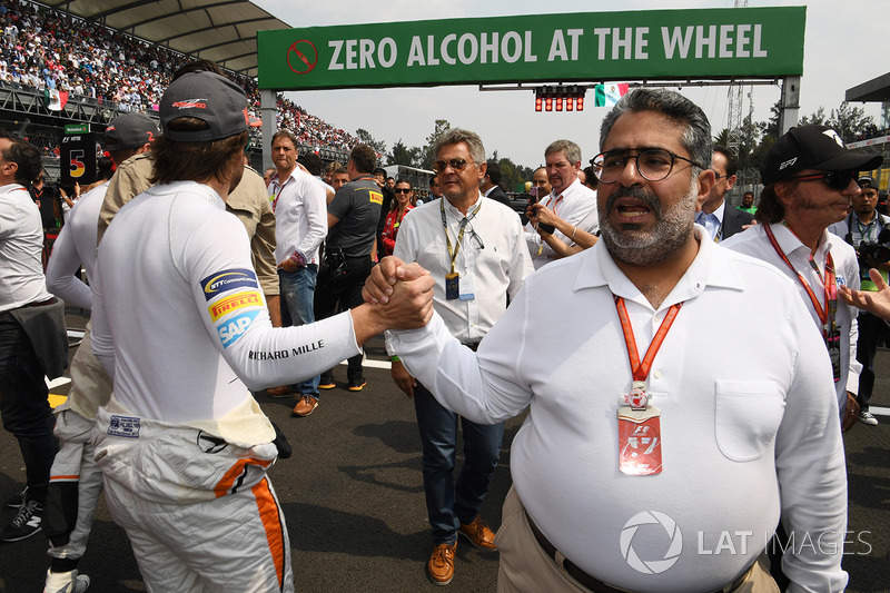 Shaikh Abdulla Bin Isa Al-Khalifa, consejero de la FIA, y Fernando Alonso, McLaren