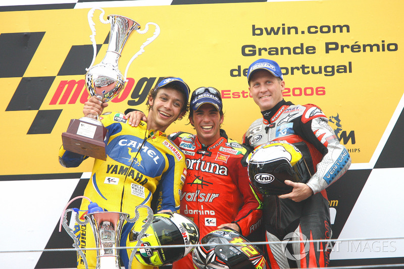 Podium : le vainqueur Toni Elias, Fortuna Honda, le deuxième Valentino Rossi, Yamaha, le troisième Kenny Roberts, Jr., Team Roberts