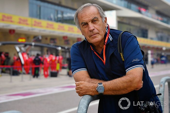 Giorgio Piola trabajando en el pit lane de F1