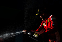 Il vincitore della gara Sebastian Vettel, Ferrari festeggia sul podio con lo champagne