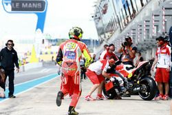 Andrea Iannone, equipo Ducati después de caer durante la calificación
