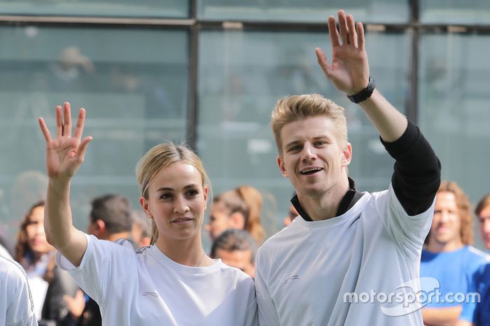 Carmen Jorda, Renault Sport F1 Team piloto de desarrollo y  Nico Hulkenberg, Sahara Force India F1 en el partido de fútbol benéfico:de la pista a la cancha