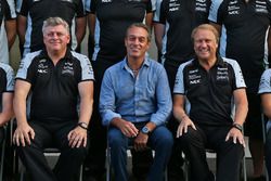 Robert Fernley, Sahara Force India F1 Team director,  Carlos Slim Domit, presidente de América Móvil y Robert Fernley, Sahara Force India F1 Team en una fotografía de equipo