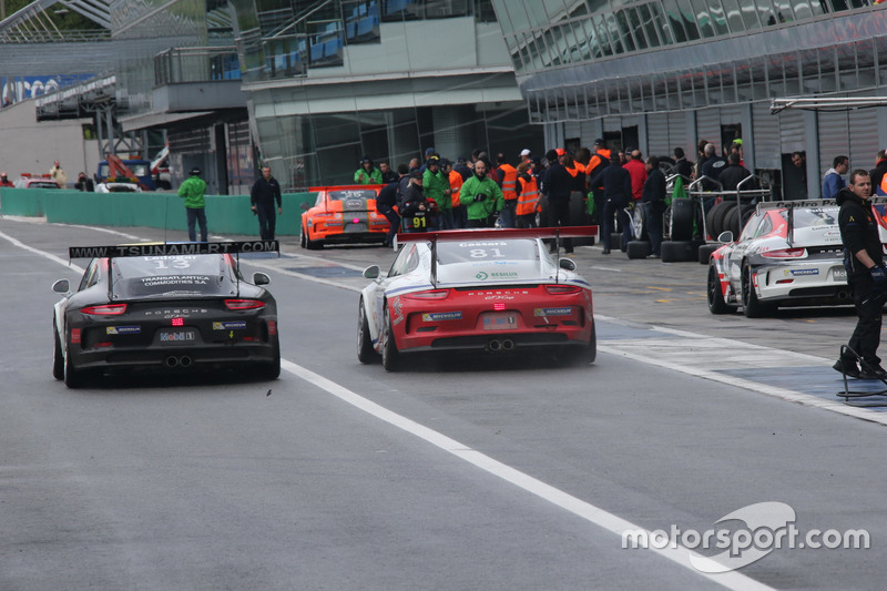 E' bagarre anche in uscita dalla pit lane dopo il pit stop