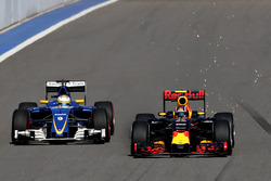 Marcus Ericsson, Sauber C35 en Daniil Kvyat, Red Bull Racing RB12