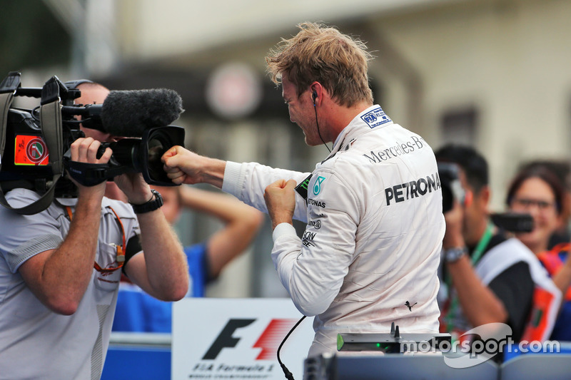 Ganador de la carrera Nico Rosberg, Mercedes AMG F1 celebra en parc ferme