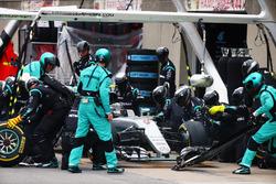 Нико Росберг, Mercedes AMG F1 W07 Hybrid во время пит-стопа
