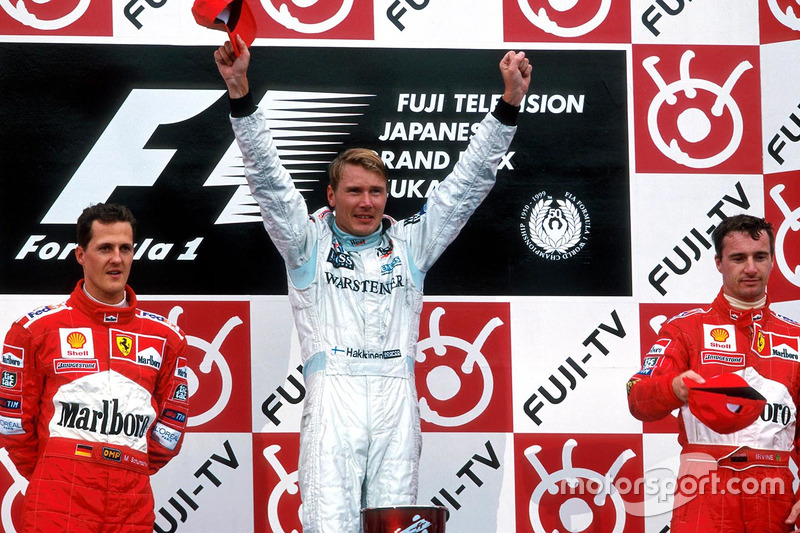 Vencedor da corrida japonesa de 1999 e campeão, Mika Hakkinen, ao lado do segundo, Michael Schumacher e Eddie Irvine, terceiro e vice-campeão