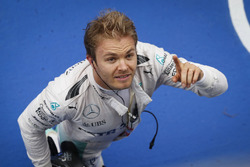 Podium : le vainqueur Nico Rosberg, Mercedes AMG F1