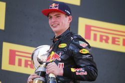 Ganador de la carrera Max Verstappen, Red Bull Racing celebra en el podio
