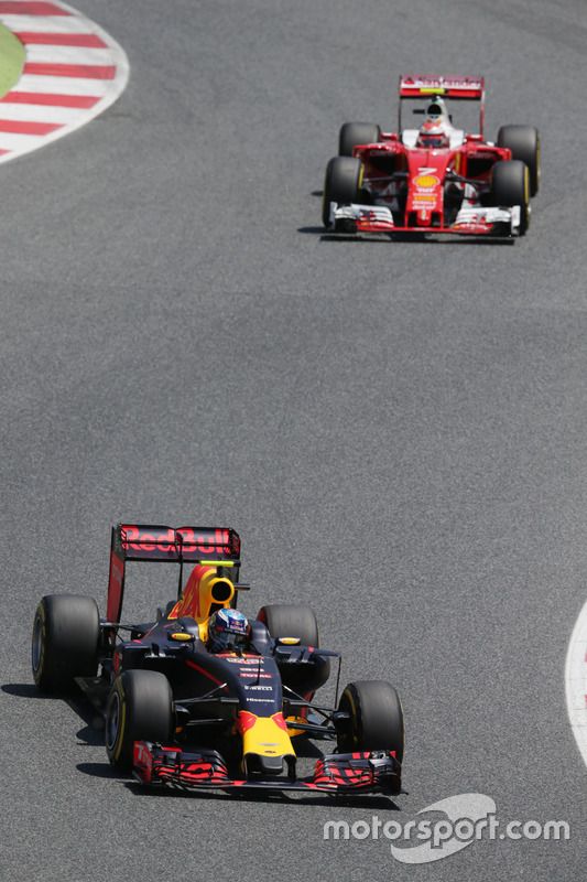 Max Verstappen, Red Bull Racing RB12 lidera va  Kimi Raikkonen, Ferrari SF16-H