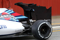 Williams FW 38, ala posteriore con doppio flap ed extra winglets