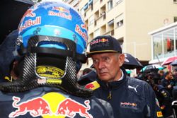 (L to R): Daniel Ricciardo, Red Bull Racing with Dr Helmut Marko, Red Bull Motorsport Consultant on the grid