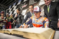 Marc Márquez, del equipo Repsol Honda firma el libro de oro de Graz en el desfile de MotoGP