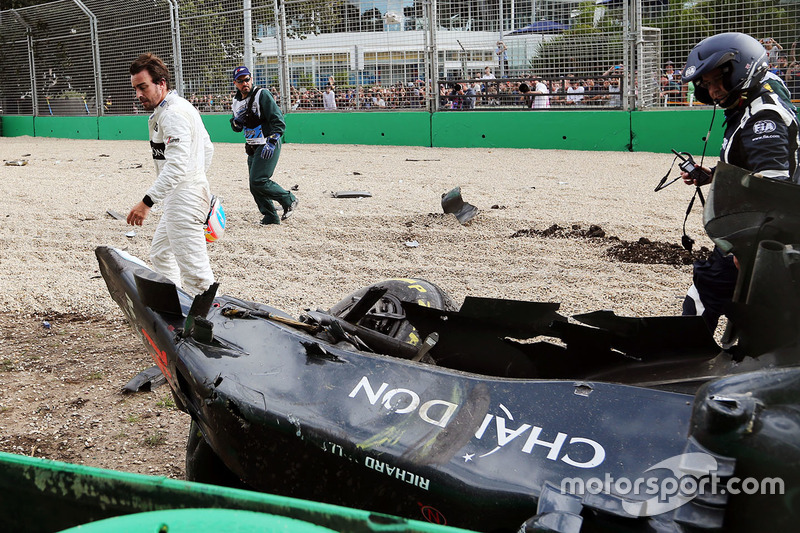 Фернандо Алонсо дивиться на свій McLaren MP4-31 після аварії