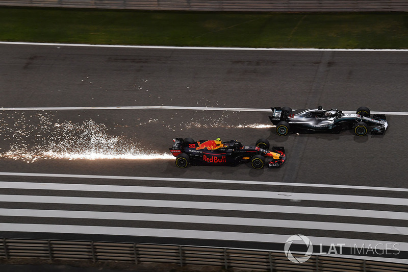 Max Verstappen, Red Bull Racing RB14 y Lewis Hamilton, Mercedes-AMG F1 W09 EQ Power+ batalla