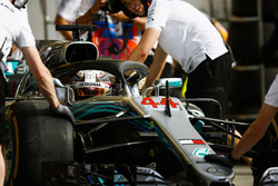Lewis Hamilton, Mercedes AMG F1 W09, est ramené au garage par les mécaniciens Mercedes