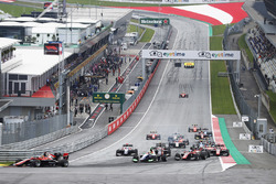 Callum Ilott, ART Grand Prix, guida il gruppo in curva 1 alla partenza della gara