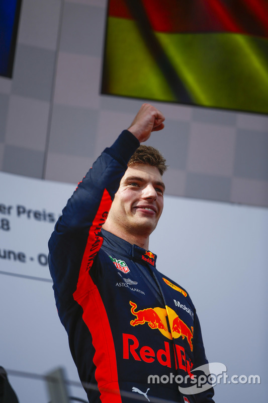 Max Verstappen, Red Bull Racing, celebra en el podio