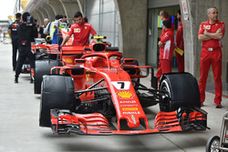 La monoplace de Kimi Raikkonen, la Ferrari SF71H, dans les stands