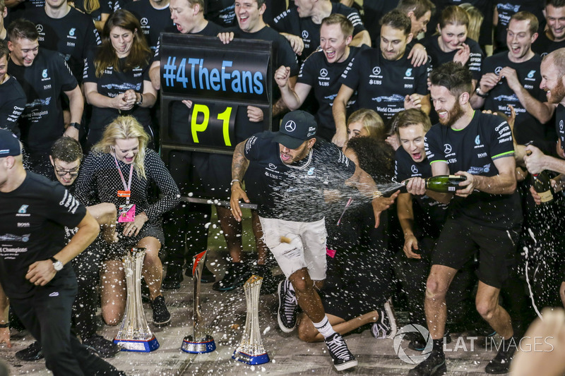Valtteri Bottas, Mercedes AMG, Lewis Hamilton, Mercedes AMG y el equipo celebran