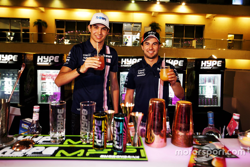 Esteban Ocon, Sahara Force India F1, Sergio Perez, Sahara Force India F1 with drinks